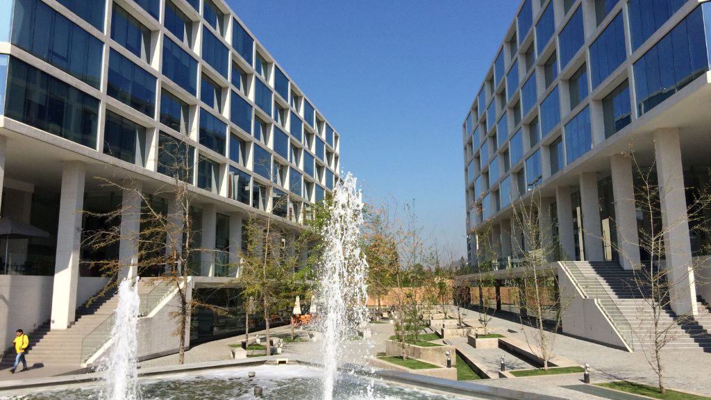 oficina la dehesa edificio de multiples pisos cubierto de ventanales