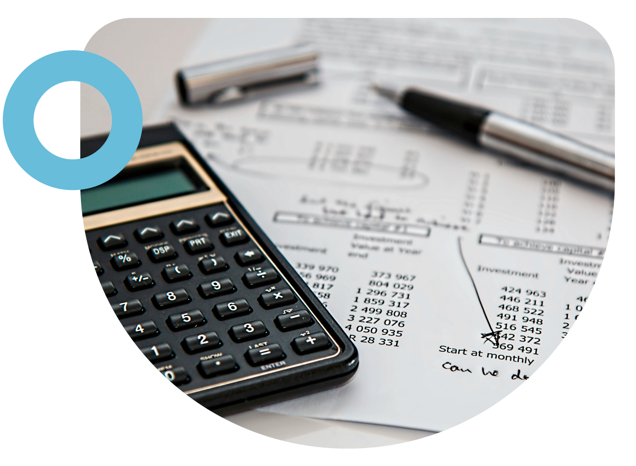 imagen de papeles con una calculadora encima