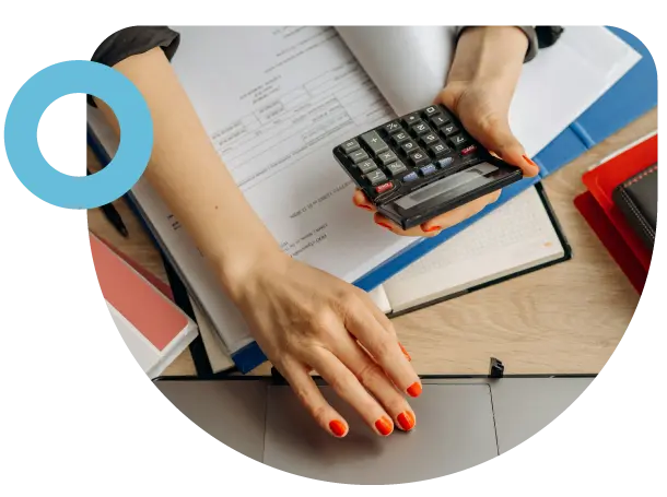 imagen de documentos y mano sosteniendo calculadora