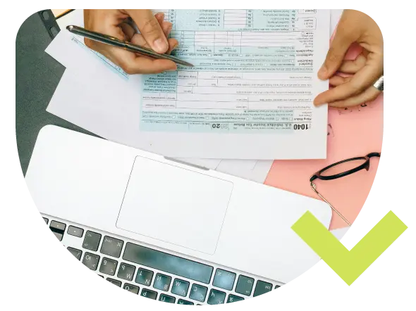 imagen de manos firmando documentos