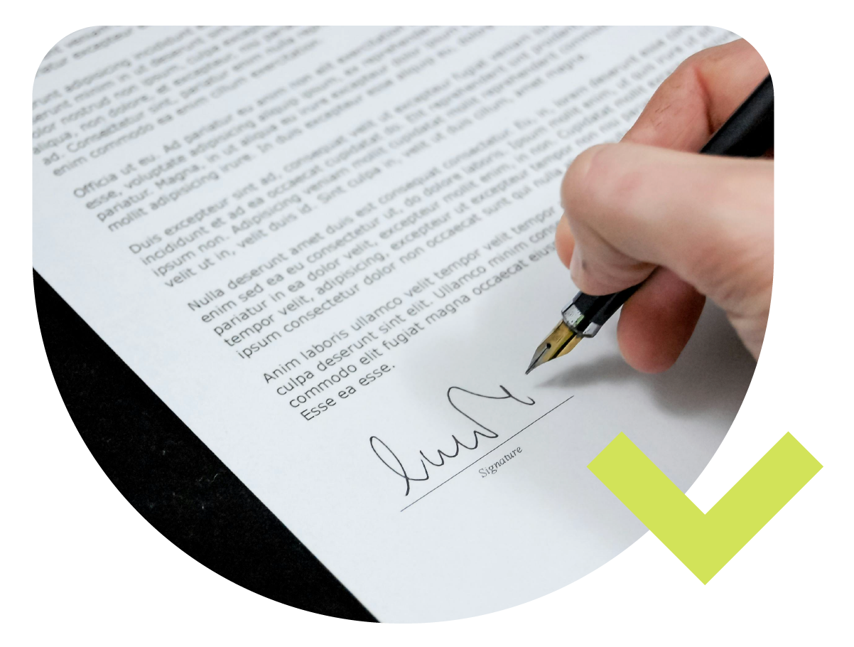 imagen de mano firmando documento